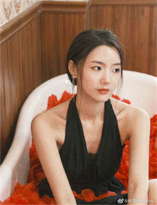 《性啪啪chinese东北女人-美女脱了内裤打开腿让男人玩》